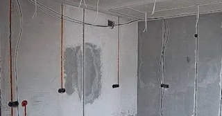Прокладка кабеля в штробе в каменке – расценки от 208 руб - ЭлектроКам